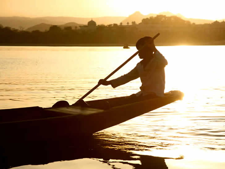 India, Udaipur, lake gondolier, photographer Steven Hummel